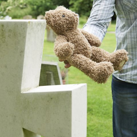 Angehörige legen häufig persönliche Gegenstände als Andenken an das Grab des Verstorbenen