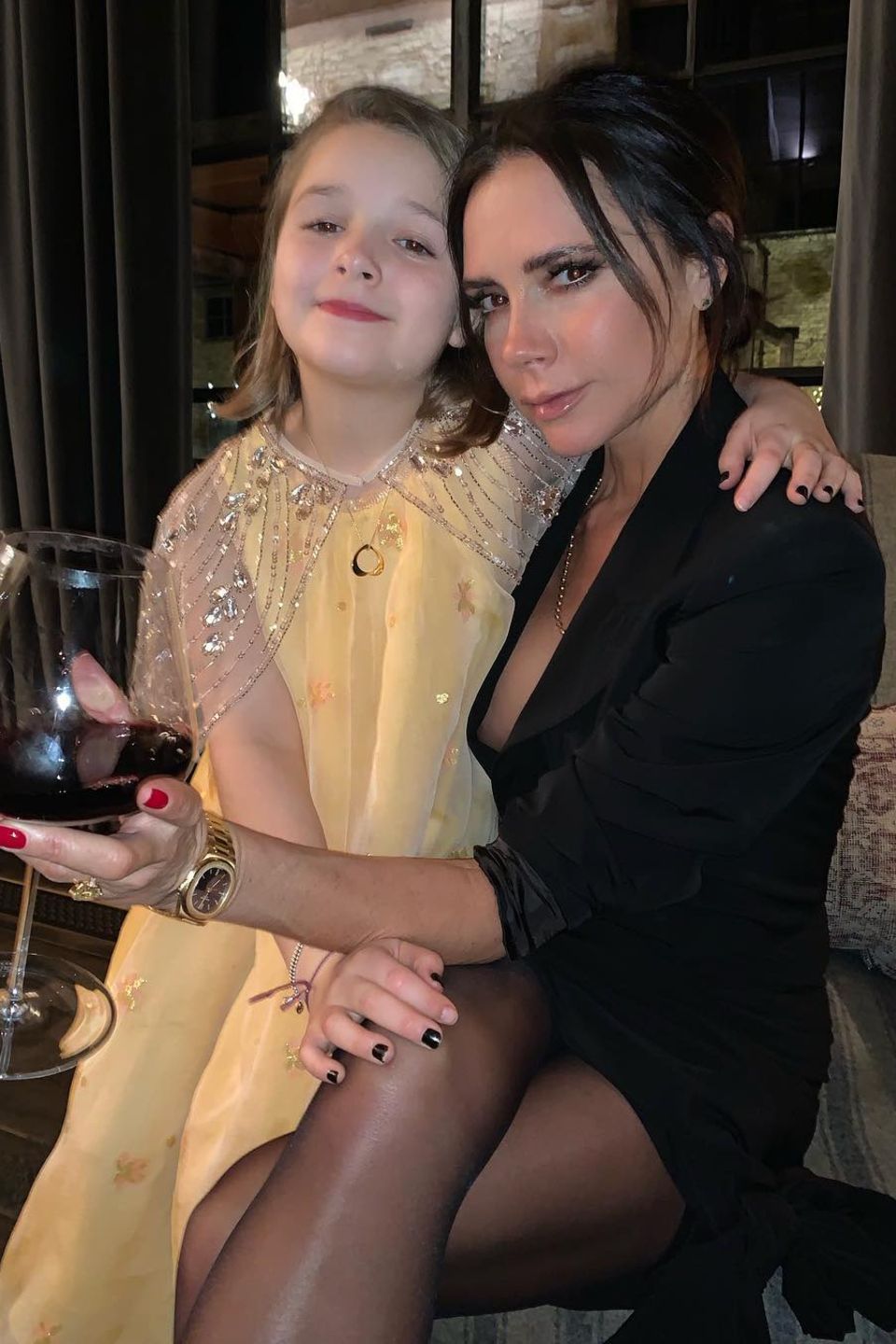 1. Januar 2019 "Girl-Power", schreibt Victoria Beckham zu ihrem Post mit Tochter Harper. 1. Januar 2019 "Girl-Power", schreibt Victoria Beckham zu ihrem Post mit Tochter Harper.