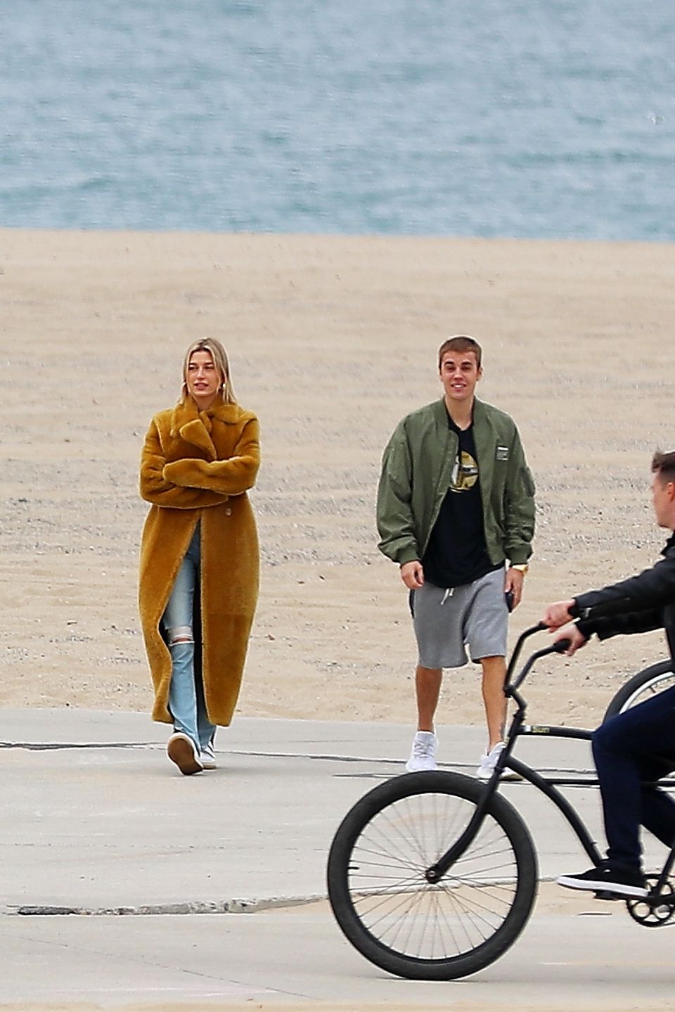 5. Januar 2019   Hailey Balwind und Justin Bieber  genießen einen romantischen Spaziergang am Santa Monica Beach in Los Angeles.