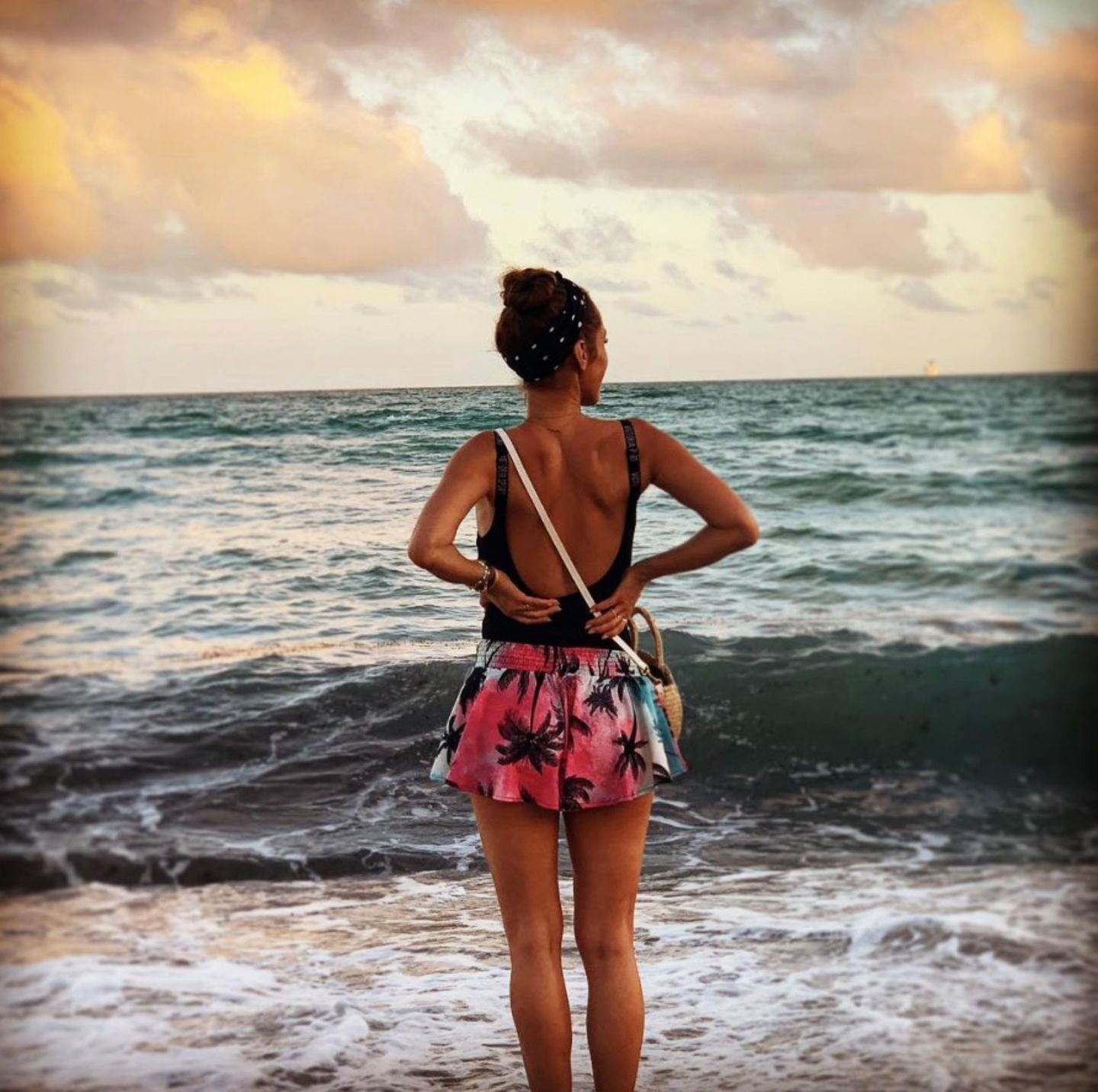 Bei diesen Fotos werden wir glatt neidisch! Annemarie Carpendale urlaubt aktuell mit ihrer kleinen Familie in Miami und genießt Sonne, Strand und Meer. Dabei präsentiert sie ihren Followern auf Instagram auch ihre sexy Urlaubslooks und erntet dafür viele Komplimente ... 