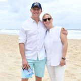 8. Januar 2019  Am Surfers Paradise Beach in Australien sehen sich Mike Tindall und Zara Phillips gut gelaunt das "Magic Millions Barrier Draw"-Pferderennen an. Das Paar setzt dabei auf luftige, helle Strandkleidung. 
