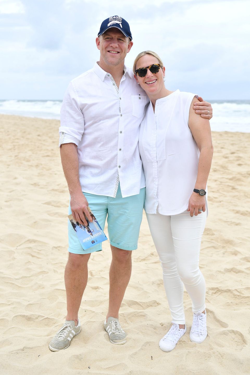 8. Januar 2019  Am Surfers Paradise Beach in Australien sehen sich Mike Tindall und Zara Phillips gut gelaunt das "Magic Millions Barrier Draw"-Pferderennen an. Das Paar setzt dabei auf luftige, helle Strandkleidung. 