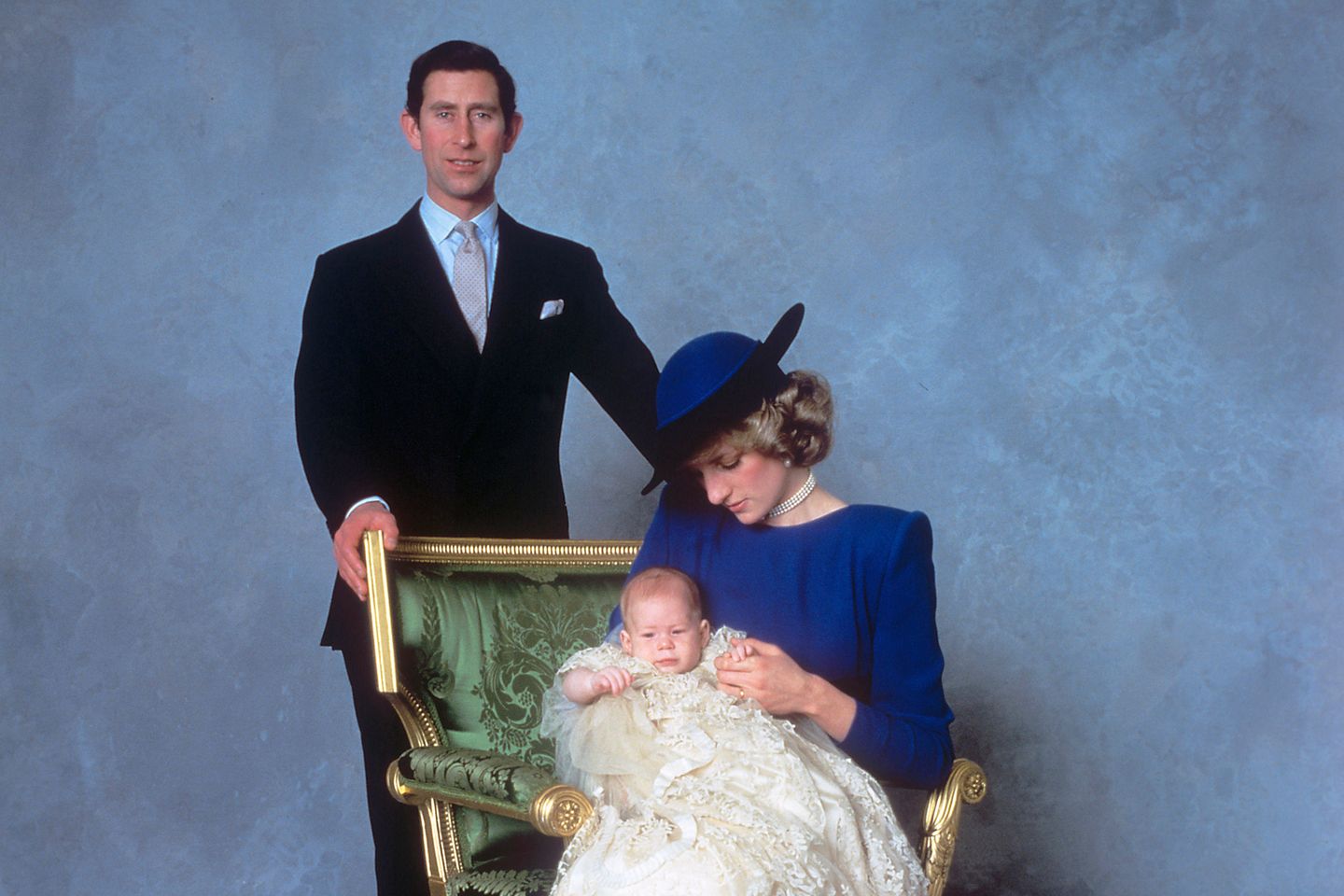 Prinz Charles, Prinzessin Diana und Prinz Harry posieren am 21. Dezember 1984, dem Tauftag Harrys, für den Fotografen. 