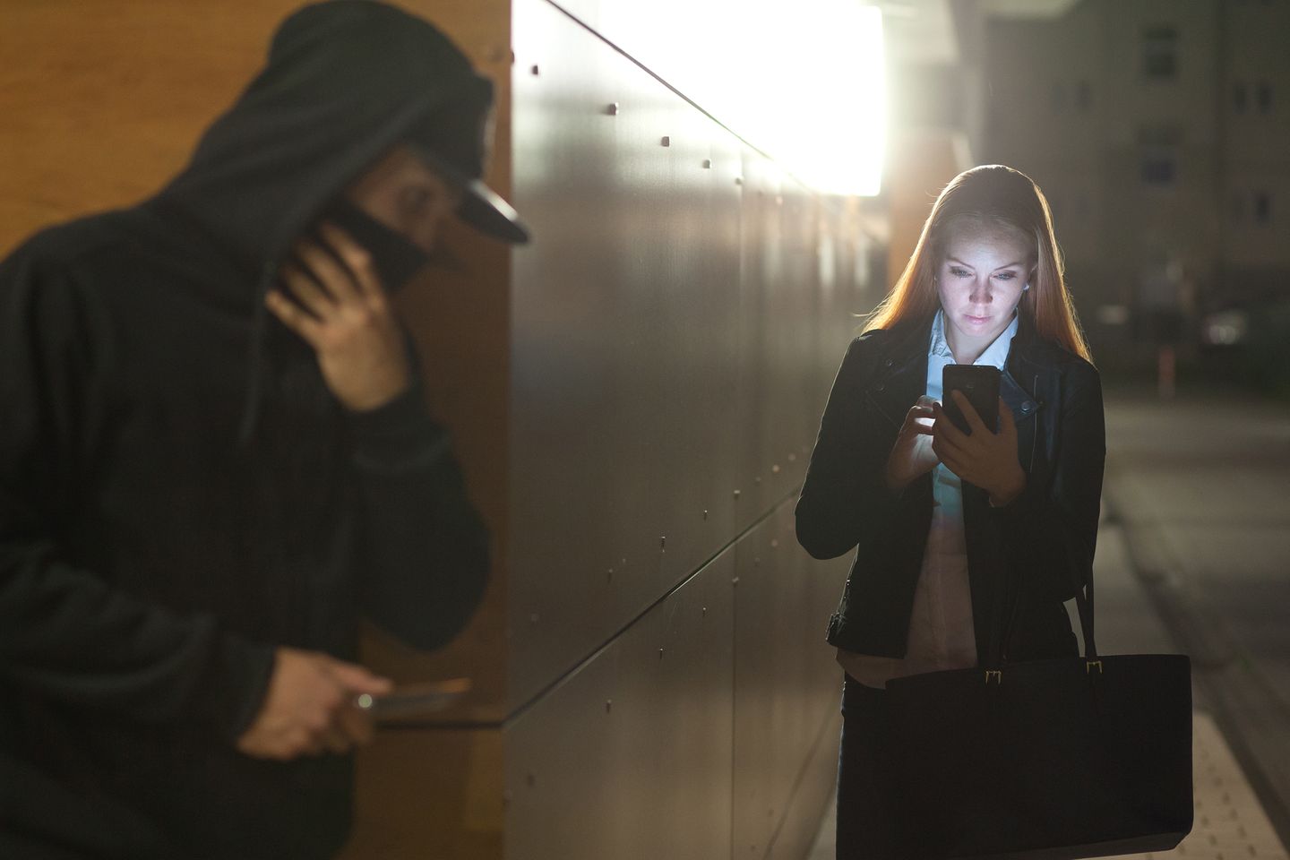 Der Dieb wollte der Frau ihr Handy stehlen