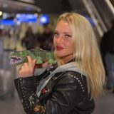 Ex "Bachelor"-Kandidatin Evelyn Burdecki posiert vor dem Abflug zu dem Dschungelcamp am Flughafen in Frankfurt.