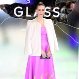 Was für ein Auftritt: Bei der Premiere von "Glass" zeigt sich Sarah Paulson in einem echten Wow-Look. In ihrem pinkfarbenen Kleid steht sie in grünen Flammen. Farblich passend dazu wählt sie hängende Ohrringe und eine glitzernde Clutch in Grüntönen. So richtig kommt ihr Look aber erst zur Geltung als sie Sarah ihre Jacke ablegt. 