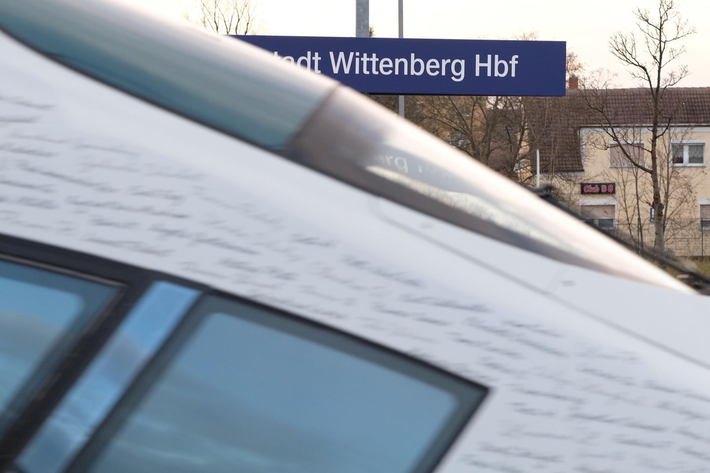 Ein ICE fährt durch den Bahnhof Wittenberg