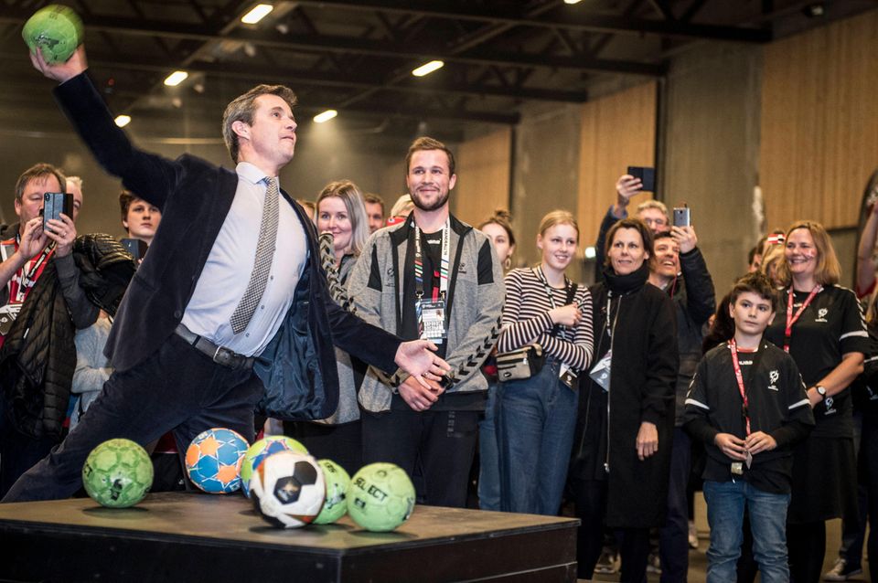 10. Januar 2019 Prinz Frederik probiert sich vor dem Eröffnungsspiel der Handball-Weltmeisterschaft (Dänemark gegen Chile) in der Royal Arena in Kopenhagen als Ballakrobat. 10. Januar 2019 Prinz Frederik probiert sich vor dem Eröffnungsspiel der Handball-Weltmeisterschaft (Dänemark gegen Chile) in der Royal Arena in Kopenhagen als Ballakrobat.