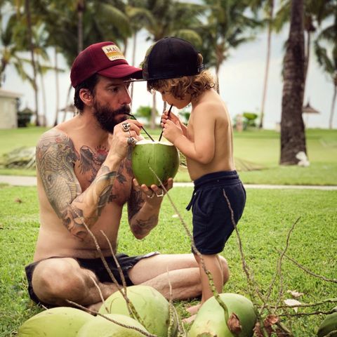 " The BossHoss"-Sänger Alec Völkel auf Mauritius mit Sohn Charlie.