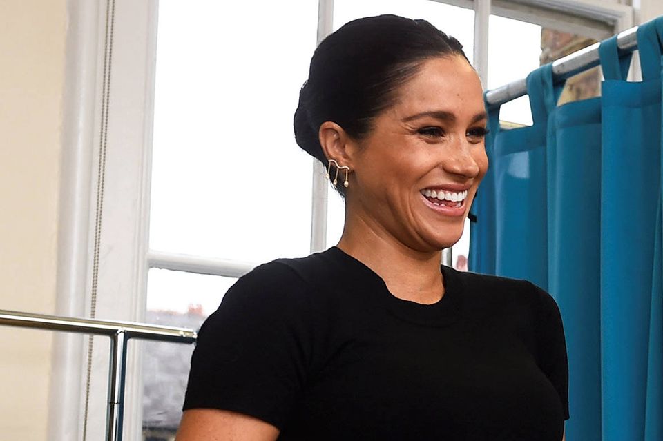 Herzogin Meghan: Im neuen Jahr präsentiert uns Herzogin Meghan ihren Babybauch in einem hautengen Kleid. Im neuen Jahr präsentiert uns Herzogin Meghan ihren Babybauch in einem hautengen Kleid.