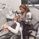 Ein Black-Diamond-Laser-Facial gefällig? Topmodel Shanina Shaik preist die glättenden und reinigenden Vorzüge dieser nicht ganz sauber anmutenden Gesichtbehandlung auf ihrem Instagram-Profil an, Selfie inklusive...