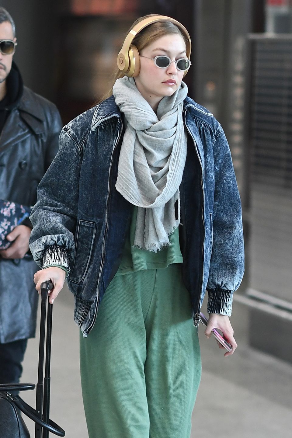 Paparazzi erwischen Gigi Hadid am Flughafen von Mailand, wo sie in den kommenden Tagen als Model arbeiten muss. Hoffentlich hat sie ihren Jetlag bis dahin überwunden und muss ihre müden Augen nicht mehr hinter ihrer Sonnenbrille verstecken.