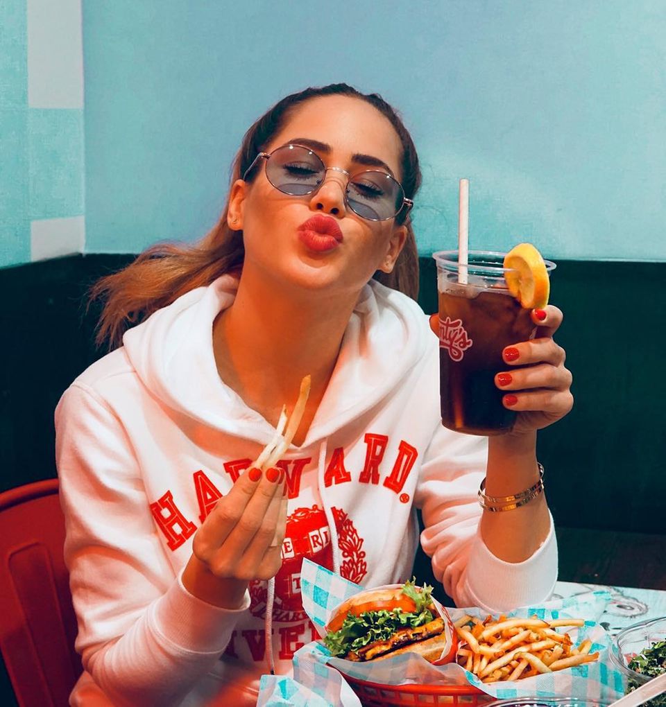 "Es ist Zeit für Burger", kommentiert Angelina Heger ihr Foto bei Instagram und zeigt sich bei einem ordentlichen Fast-Food-Festmahl in Los Angeles: Vor ihr liegen ein saftiger Cheeseburger und krosse Pommes, die einen allein vom bloßen Anblick hungrig werden lassen. Standesgemäß darf auch der Becher mit eisgekühlter Cola darin nicht fehlen – US-Lifestyle vom Feinsten! "Es ist Zeit für Burger", kommentiert Angelina Heger ihr Foto bei Instagram und zeigt sich bei einem ordentlichen Fast-Food-Festmahl in Los Angeles: Vor ihr liegen ein saftiger Cheeseburger und krosse Pommes, die einen allein vom bloßen Anblick hungrig werden lassen. Standesgemäß darf auch der Becher mit eisgekühlter Cola darin nicht fehlen – US-Lifestyle vom Feinsten!