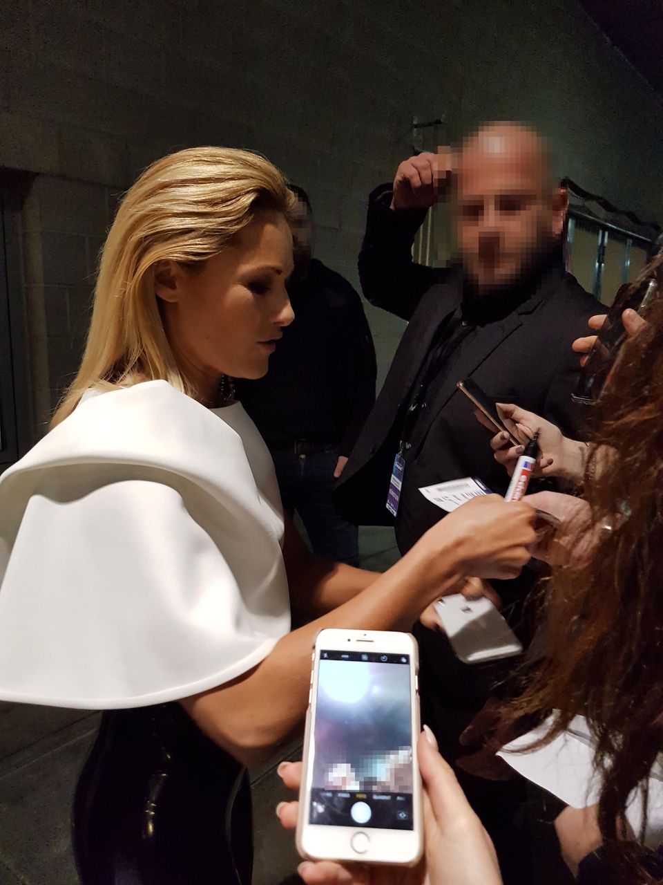 Helene Fischer + Florian Silbereisen : Helene Fischer begrüßt ihre Fans vor dem Velodrom in Berlin Helene Fischer begrüßt ihre Fans bei "Schlagerchampions - Das Fest der Besten" (Das Erste) am 12. Januar 2019 in Berlin