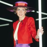 Diana macht's in 1989 vor: Sie kombiniert einen roten Blazer zu einem lila Rock. Der Hut nimmt beide Farben erneut auf. Toll!
