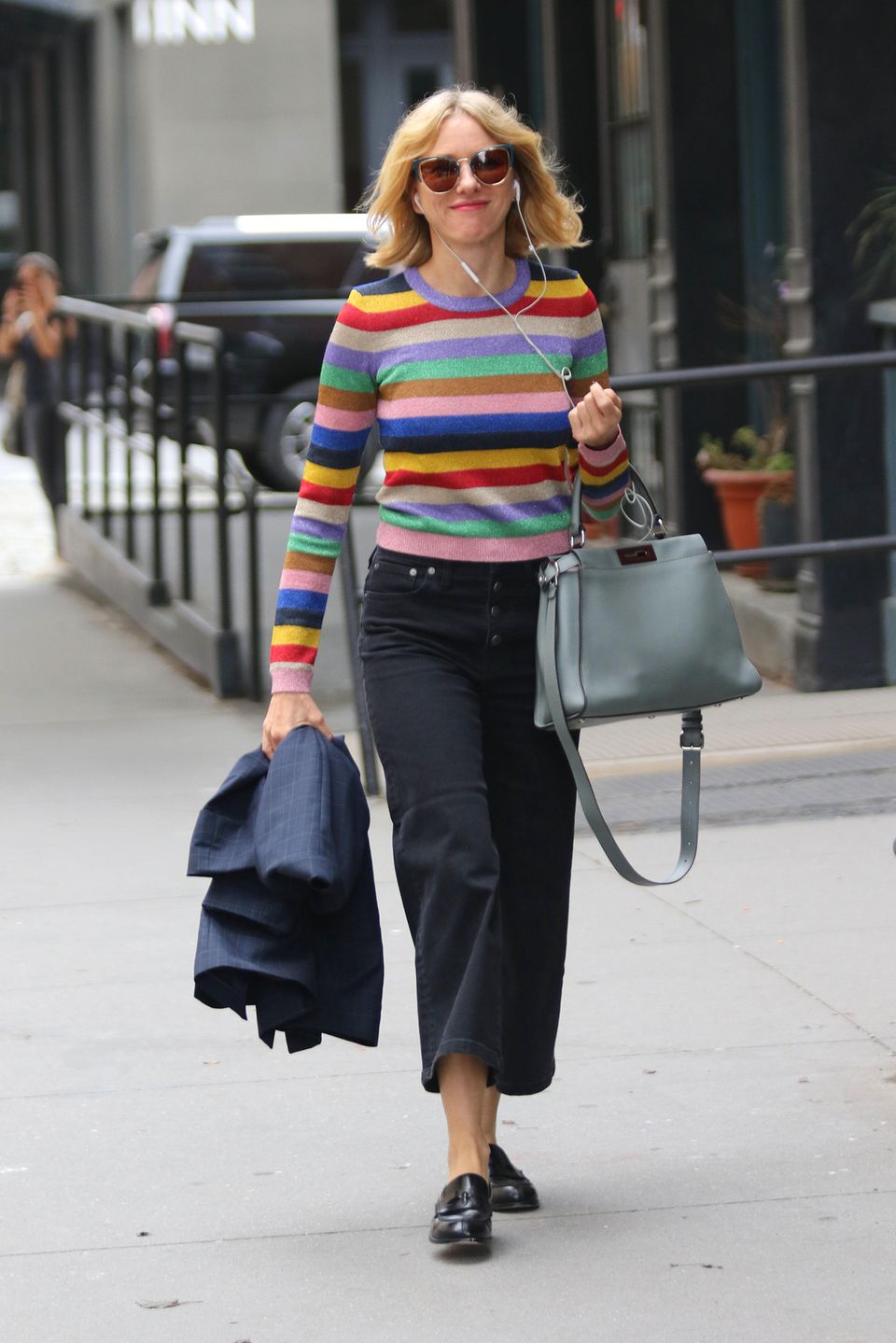 Naomi Watts trägt einen Streifenpullover aus Lurex, der ihren Lässig-Look glamourisiert 