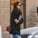 Weite Jacke, Wide-Fit-Jeans, Sneaker - beim Schlendern durch New York ist Katie Holmes in gemütlicher Kleidung unterwegs. Dazu passt auch ihr ungemachtes Haar. Nicht aber ihre Chanel-Tasche, die alles andere als einen lässigen Preis hat.
