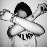 Ein viertes Tattoo trägt Pauline Ducruet an ihrem rechten Unterarm. Es ist ein verschnörkelter, französischer Satz.