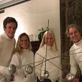 Dass Mette-Marit das Fecht-Outfit nicht nur anprobiert, sondern auch genutzt hat, beweist sie ebenfalls per Social Media. Denn der Anlass des Duells ist ein ganz besonderer: Die Kronprinzessin trifft auf den norwegischen Degenfechter Bartosz Piasecki (links). Der Olympia-Teilnehmer stellt sich Mette-Marit im Kampf gerne und blick äußerst fröhlich drein.