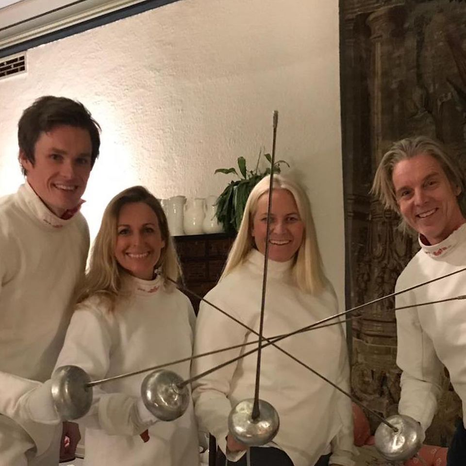 Dass Mette-Marit das Fecht-Outfit nicht nur anprobiert, sondern auch genutzt hat, beweist sie ebenfalls per Social Media. Denn der Anlass des Duells ist ein ganz besonderer: Die Kronprinzessin trifft auf den norwegischen Degenfechter Bartosz Piasecki (links). Der Olympia-Teilnehmer stellt sich Mette-Marit im Kampf gerne und blick äußerst fröhlich drein. Dass Mette-Marit das Fecht-Outfit nicht nur anprobiert, sondern auch genutzt hat, beweist sie ebenfalls per Social Media. Denn der Anlass des Duells ist ein ganz besonderer: Die Kronprinzessin trifft auf den norwegischen Degenfechter Bartosz Piasecki (links). Der Olympia-Teilnehmer stellt sich Mette-Marit im Kampf gerne und blick äußerst fröhlich drein.