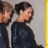 Herzogin Meghan erscheint bei der Veranstaltung "Cirque Du Soleil - Totem" in einem glitzernden Paillettenkleid. Doch es ist nicht nur Meghans Dress, das in der Royal Albert Hall ins Auge sticht: Auch ihr goldener Armreif, den sie am rechten Handgelenk trägt, ist etwas ganz Besonderes. 