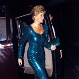 Meghans verstorbene Schwiegermutter Diana funkelte bereits 1990 beim Pink Diamond Charity Ball in London in einem ganz ähnlichen Pailletten-Look.