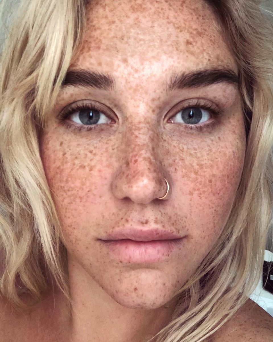 So haben wir Kesha noch nie gesehen! Auf ihrem Instagram-Account ruft die Sängerin zu mehr Selbstliebe auf - und geht selbst als bestes Beispiel voran: Auf einer Nahaufnahme zeigt sie ihre wunderschönen Sommersprossen, die sie bislang in der Öffentlichkeit immer überschminkt hatte. Diese mit Stolz der Welt zu zeigen ist einer ihrer Vorsätze für das neue Jahr, so Kesha in ihrem Posting.