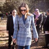 Trotz des sonnigen Wetters trägt Rania über ihrem blauen Rollkragenpulli einen karierten Kurzmantel von Off-White. Der blau-graue Mantel wird mit einem breiten Gürtel in Form gebracht und betont so die schmale Taille der Königin. Zu der Jacke, die vermutlich aus der Herbst-Winter-Kollektion 2019 stammt, kombiniert Rania eine ebenfalls blaue Jeans mit Schlag.