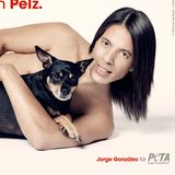 Jorge Gonzalez lässt die Hüllen fallen und posiert mit seinem Hund Willie für das neue PETA-Motiv der Kampagne „So trägt man Pelz“. 