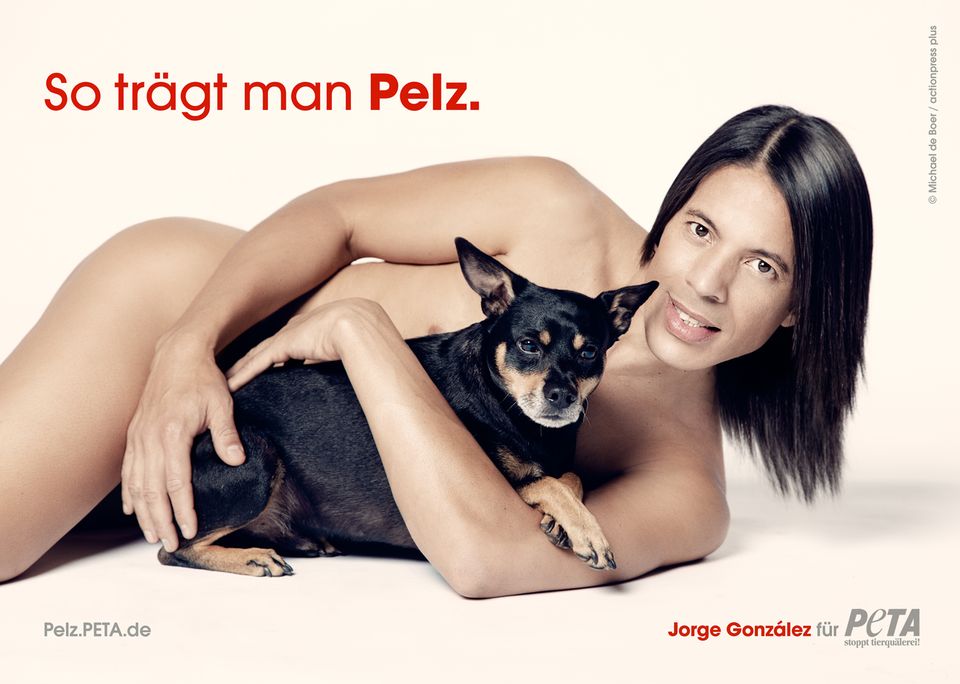 Jorge Gonzalez lässt die Hüllen fallen und posiert mit seinem Hund Willie für das neue PETA-Motiv der Kampagne „So trägt man Pelz“. 