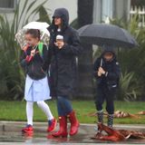 Es gibt kein schlechtes Wetter, es gibt nur falsche Kleidung: Jennifer Garner und die Kinder Seraphina und Samuel machen bei ihrem Weg zur Schule mit den Schirmen und ihrer Regenkleidung jedoch alles richtig. 