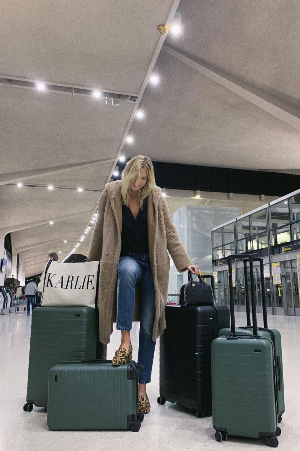 Gleich mit fünf Koffern und einer personalisierten "Karlie"-Tasche macht sich Karlie Kloss auf den Weg zu den Modeschauen nach Paris. Dabei setzt das Model für den Flug auf einen bequemen Look aus Jeans, T-Shirt und Teddymantel von Max Mara. Dazu kombiniert sie Leo-Loafer mit Blockabsatz. Gleich mit fünf Koffern und einer personalisierten "Karlie"-Tasche macht sich Karlie Kloss auf den Weg zu den Modeschauen nach Paris. Dabei setzt das Model für den Flug auf einen bequemen Look aus Jeans, T-Shirt und Teddymantel von Max Mara. Dazu kombiniert sie Leo-Loafer mit Blockabsatz.