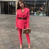Für ein Event setzt das Model Cathy Hummels modetechnisch alles auf eine Karte - und würde damit jedes Fashion-Roulette gewinnen. Den pinkfarbenen Blazer mit passender Anzugshose von Escada kombiniert die einfache Mama mit goldfarbenen Schuhen und einer Clutch im Metallic-Look. Toller Blickfang ist ihr Gürtel, der - wie die Tasche auch - von einem kleinen Herz verziert wird. Ebenfalls einen Gürtel als Blickfang wählt Cathy bei ihrem Look einen Tag zuvor ...
