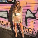 Das nennen wir mal ein Statement-Accessoire! Denn bei diesem Look von Cathy Hummels auf der Mercedes-Benz Fashion Week in Berlin können wir unseren Blick von diesem überdimensional großen Gürtel nicht abwenden. Die Instagram-Follower von Cathy sehen das ähnlich und fragen sich, ob es das Accessoire nicht auch in einer Nummer kleiner gegeben hätte ...