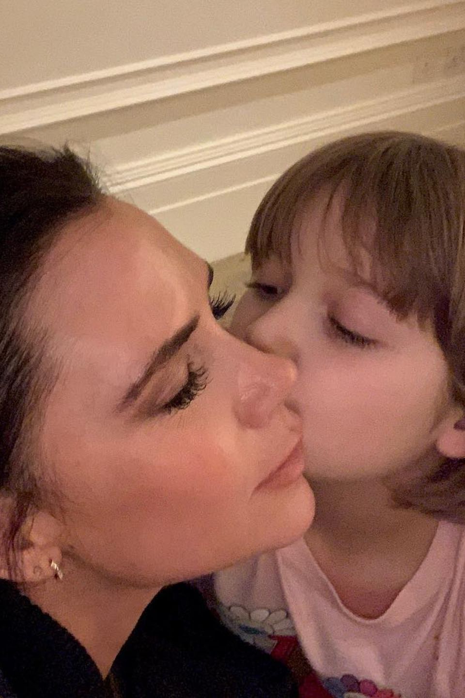 20. Januar 2019 "Süße Träume", schreibt Victoria Beckham zu dem innigen Foto. Töchterchen Harper gibt Mama einen niedlichen Gutenachtkuss. 20. Januar 2019 "Süße Träume", schreibt Victoria Beckham zu dem innigen Foto. Töchterchen Harper gibt Mama einen niedlichen Gutenachtkuss.