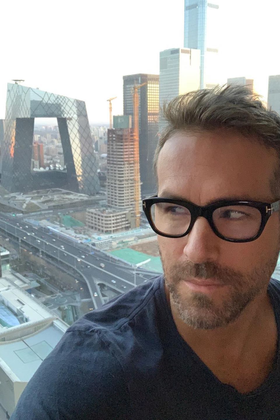 20. Januar 2019 "Habe ein Auge auf dich Unterhosen-Haus", postet Ryan Reynolds scherzend. Unterhosen-Haus? Wirklich? Dem Architekten des futuristischen Gebäudes im Hintergrund dürfte diese Bezeichnung ein Graus sein. Das Hochhaus befindet sich in der chinesischen Stadt Peking, wo der Hollywoodstar seinen Kinohit "Deadpool" promotet. 20. Januar 2019 "Habe ein Auge auf dich Unterhosen-Haus", postet Ryan Reynolds scherzend. Unterhosen-Haus? Wirklich? Dem Architekten des futuristischen Gebäudes im Hintergrund dürfte diese Bezeichnung ein Graus sein. Das Hochhaus befindet sich in der chinesischen Stadt Peking, wo der Hollywoodstar seinen Kinohit "Deadpool" promotet.