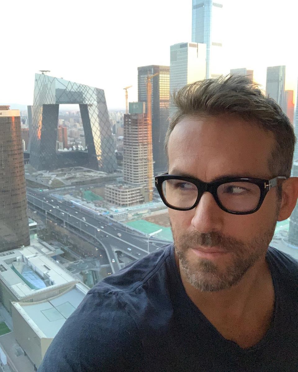20. Januar 2019 "Habe ein Auge auf dich Unterhosen-Haus", postet Ryan Reynolds scherzend. Unterhosen-Haus? Wirklich? Dem Architekten des futuristischen Gebäudes im Hintergrund dürfte diese Bezeichnung ein Graus sein. Das Hochhaus befindet sich in der chinesischen Stadt Peking, wo der Hollywoodstar seinen Kinohit "Deadpool" promotet. 20. Januar 2019 "Habe ein Auge auf dich Unterhosen-Haus", postet Ryan Reynolds scherzend. Unterhosen-Haus? Wirklich? Dem Architekten des futuristischen Gebäudes im Hintergrund dürfte diese Bezeichnung ein Graus sein. Das Hochhaus befindet sich in der chinesischen Stadt Peking, wo der Hollywoodstar seinen Kinohit "Deadpool" promotet.