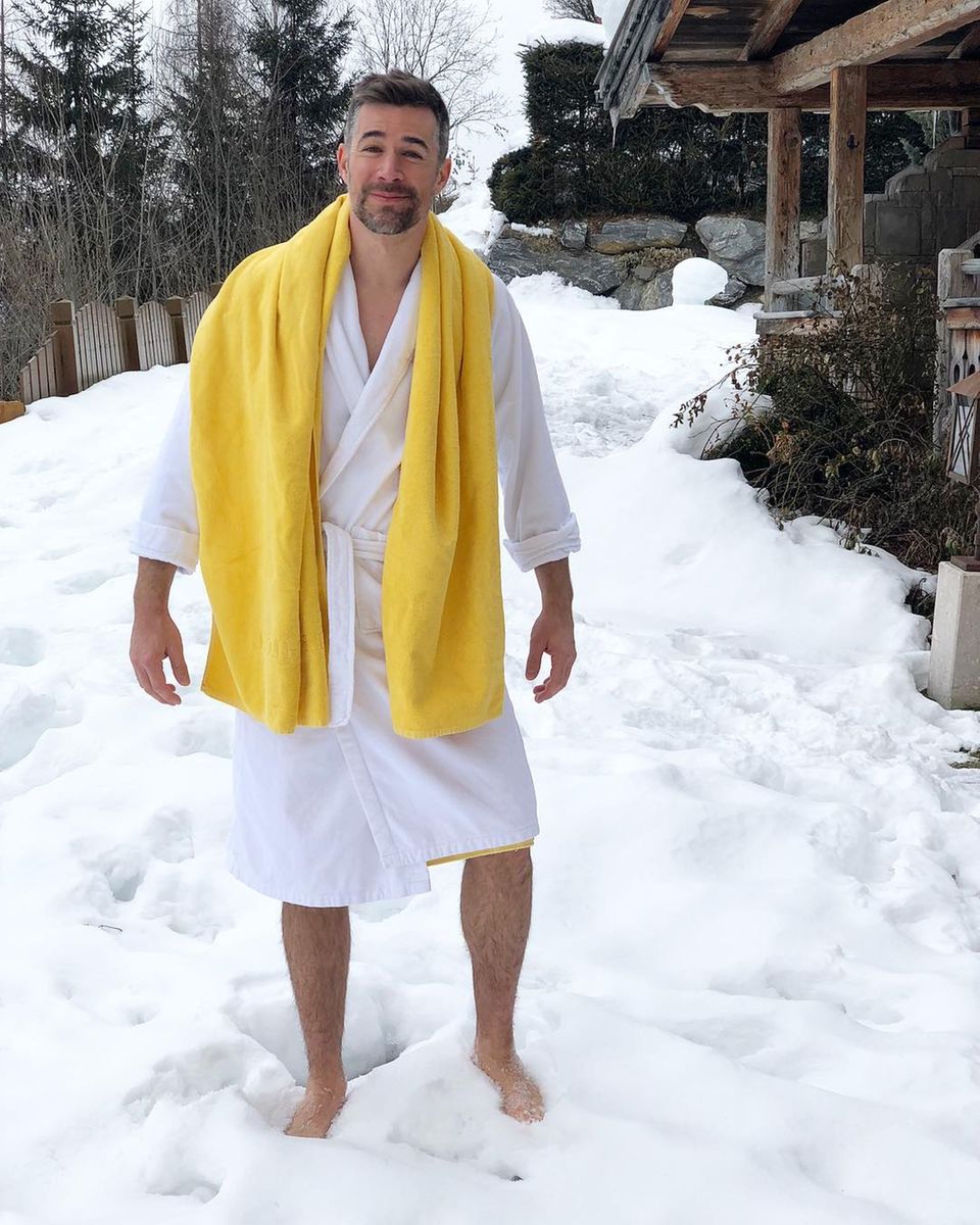 "Der Schnee war überraschenderweise kalt! Ein weiteres Werk aus meiner Skiurlaub-Erinnerungs-Reihe", postet der frisch aufgeheizte Saunagänger Jo Weil. "Der Schnee war überraschenderweise kalt! Ein weiteres Werk aus meiner Skiurlaub-Erinnerungs-Reihe", postet der frisch aufgeheizte Saunagänger Jo Weil.