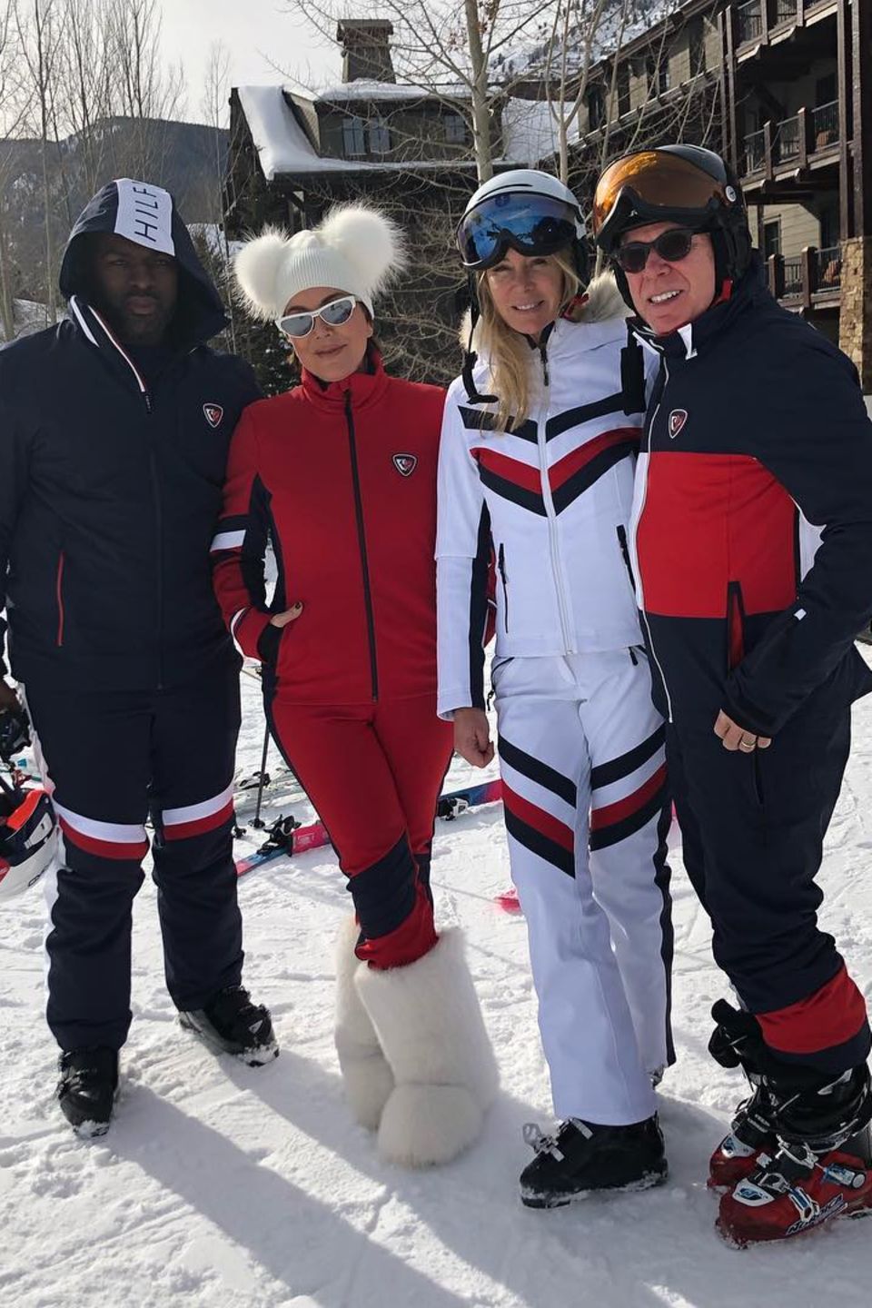Dürfen wir vorstellen, Team Hilfiger! Corey Gamble, Kris Jenner und das Ehepaar Dee Ocleppo und Tommy Hilfiger (v. l. n. r.) freuen sich auf ihren Skiurlaub – eingekleidet in sportlicher Hilfiger-Montur versteht sich.