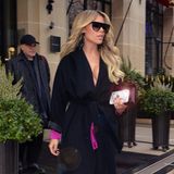 Sylvie Meis flaniert durch die Straßen von Paris, auf dem Weg zur Fashion Show von Alexandre Vauthier. Unter ihrem schwarzen Wickelmantel versteckt sich ein echter Hingucker-Look des Designers ... 