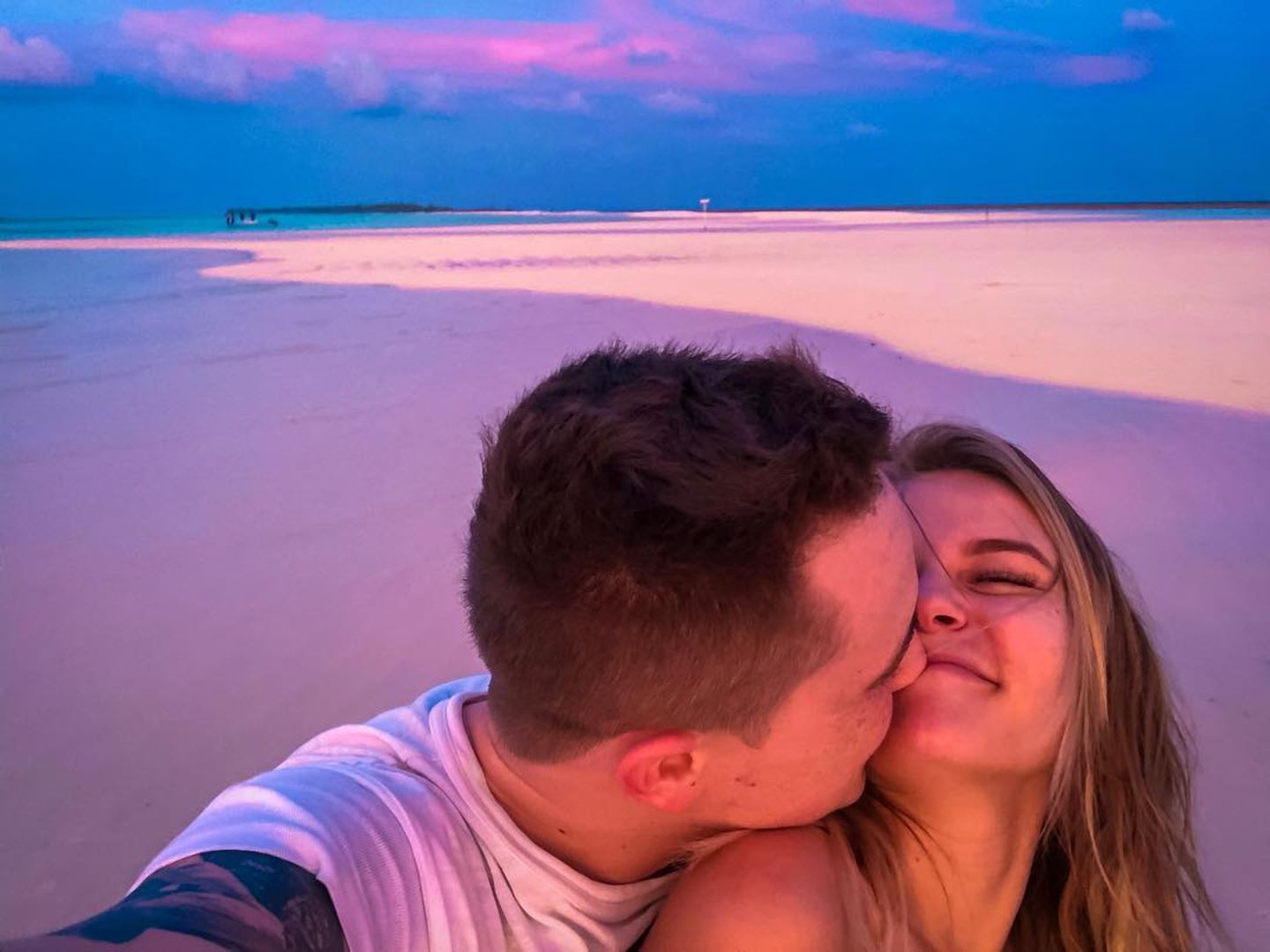 Das süße Paar verbringt seinen Honeymoon auf den traumhaften Malediven.