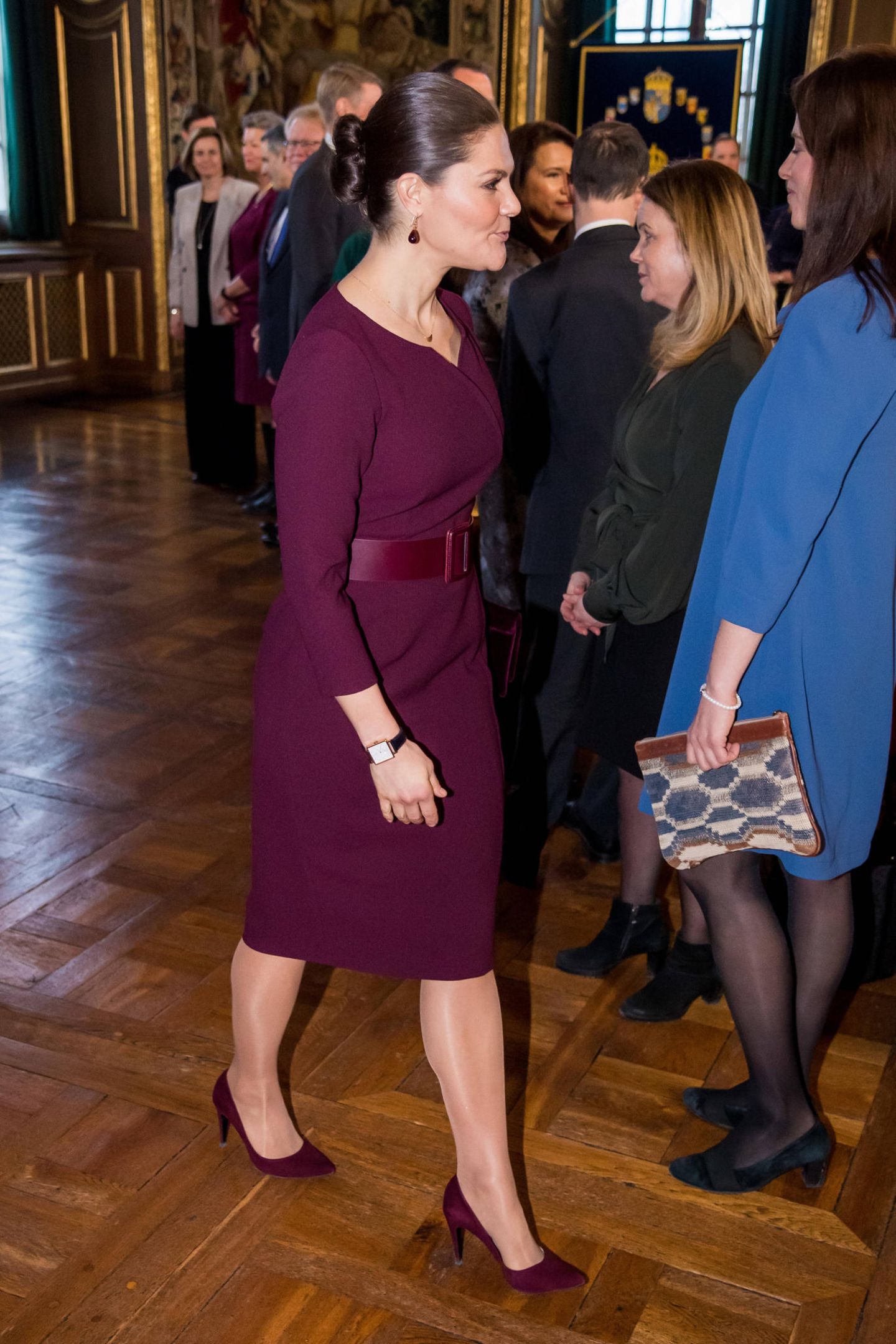 Auch Kronprinzessin Victoria von Schweden betont ihre Kurven stolz mit einem Gürtel. Das Accessoire ist nicht nur ein zusätzlicher Hingucker, sondern auch ein royaler Fashion-Liebling. 