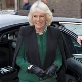 Als Herzogin Camilla bei der "Malmesbury Residents Association" aus dem Auto steigt fällt nicht nur auf, dass die Royals aktuell die Farbe Grün lieben, sondern auch den gleichen Handtaschen-Geschmack haben. Denn Camillas Tasche, die den Namen "The Mini Venice" trägt, kommt uns extrem bekannt vor.  