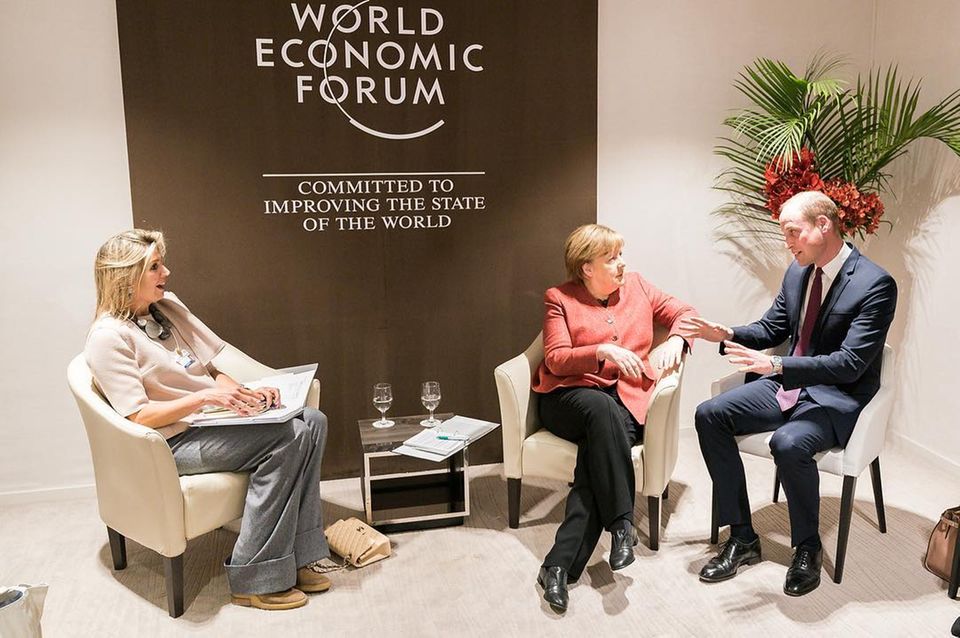 23. Januar 2019 Während der kurzen Begegnung zu Dritt mit dem britischen Prinzen William und Königin Máxima spricht Kanzlerin Merkel in Davos über die Initiative der "Women20" – eine offizielle Beteiligungsgruppe der G20, die sich für die wirtschaftliche Stärkung von Frauen engagiert und die von der niederländischen Königin unterstützt wird. 23. Januar 2019 Während der kurzen Begegnung zu Dritt mit dem britischen Prinzen William und Königin Máxima spricht Kanzlerin Merkel in Davos über die Initiative der "Women20" – eine offizielle Beteiligungsgruppe der G20, die sich für die wirtschaftliche Stärkung von Frauen engagiert und die von der niederländischen Königin unterstützt wird.
