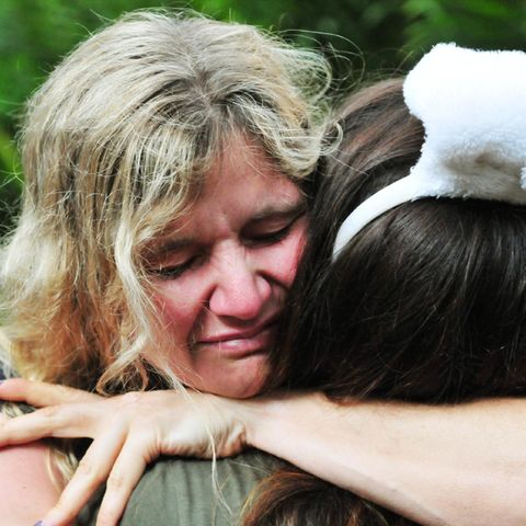 Sandra Kiriasis schließt ihre Freundin Indira Weis in die Arme