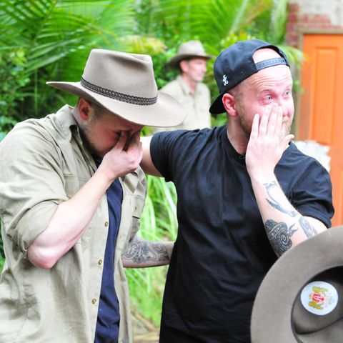 Felix van Deventer und sein Bruder Timo freuen sich über ihr Wiedersehen