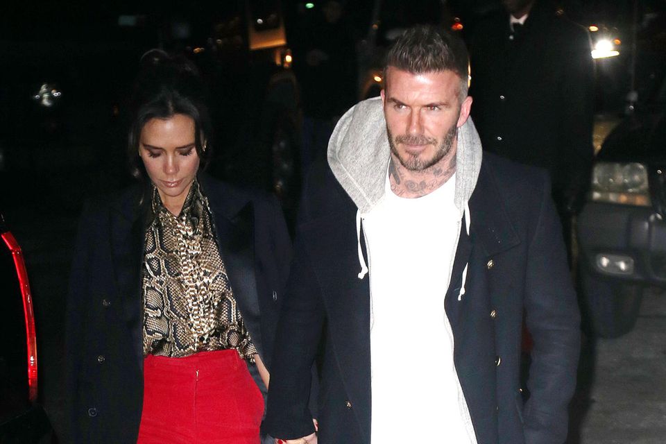 Auf dem Weg zum Launch der Kollektion wird sichtbar, welche Stile Victoria Beckham inspiriert haben: Die von ihr getragene, britische Eleganz und Davids lässiger Streetstyle.