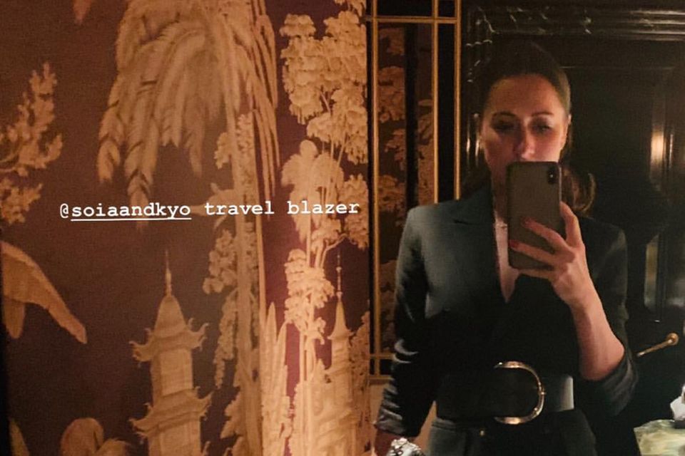 Jessica Mulroney zeigt sich zum Dinner in London in einem Blazer des kanadischen Labels Soia & Kyo, von dem Herzogin Meghan erst vor wenigen Wochen einen Mantel trug. 