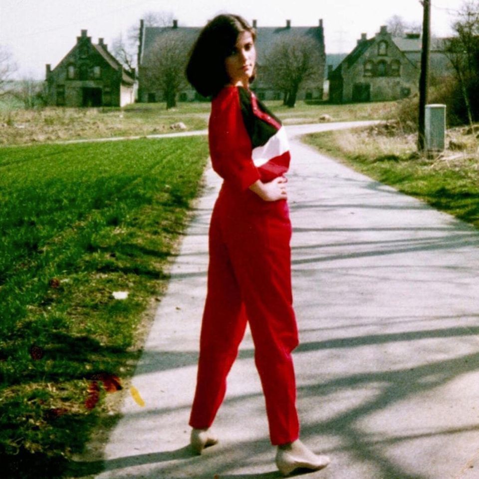 Vor 45 Jahren hat Birgit Schrowange in ihrem Dorf im Sauerland auch schon so gern vor einer Kamera posiert, und daher können sich ihre Instagram-Fans jetzt an diesem süßen Teenie-Bild der beliebten Moderatorin erfreuen. Übrigens ein 1-A-Outfit, Birgit! Vor 45 Jahren hat Birgit Schrowange in ihrem Dorf im Sauerland auch schon so gern vor einer Kamera posiert, und daher können sich ihre Instagram-Fans jetzt an diesem süßen Teenie-Bild der beliebten Moderatorin erfreuen. Übrigens ein 1-A-Outfit, Birgit!