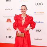 Glamouröse Tarnkleidung: Hätte sich Alicia von Rittberg auf den Red Carpet gelegt, man hätte sie dank ihres roten Kleides vermutlich nicht mehr gesehen. 